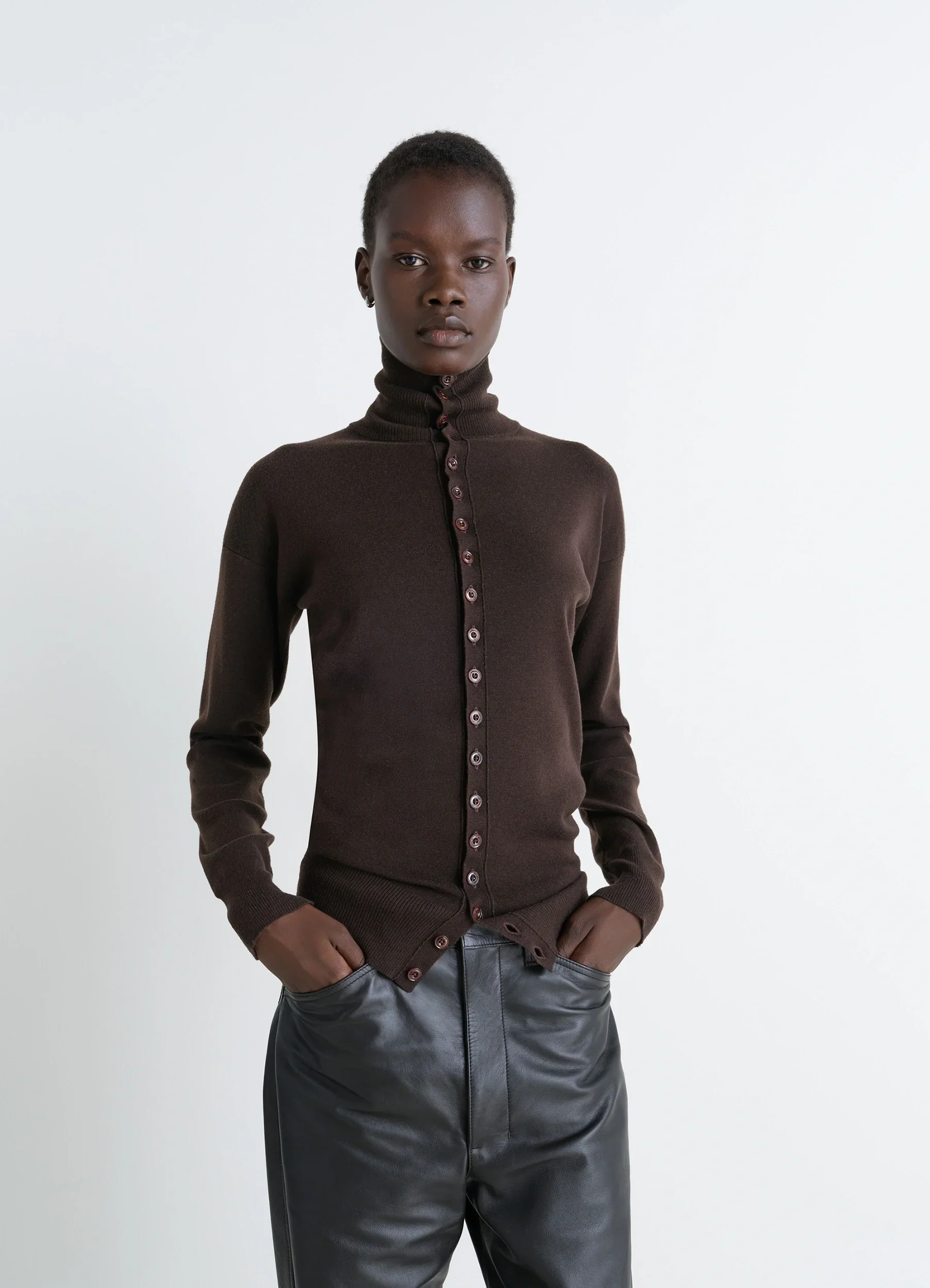 BUTTONED FITTED CARDIGAN