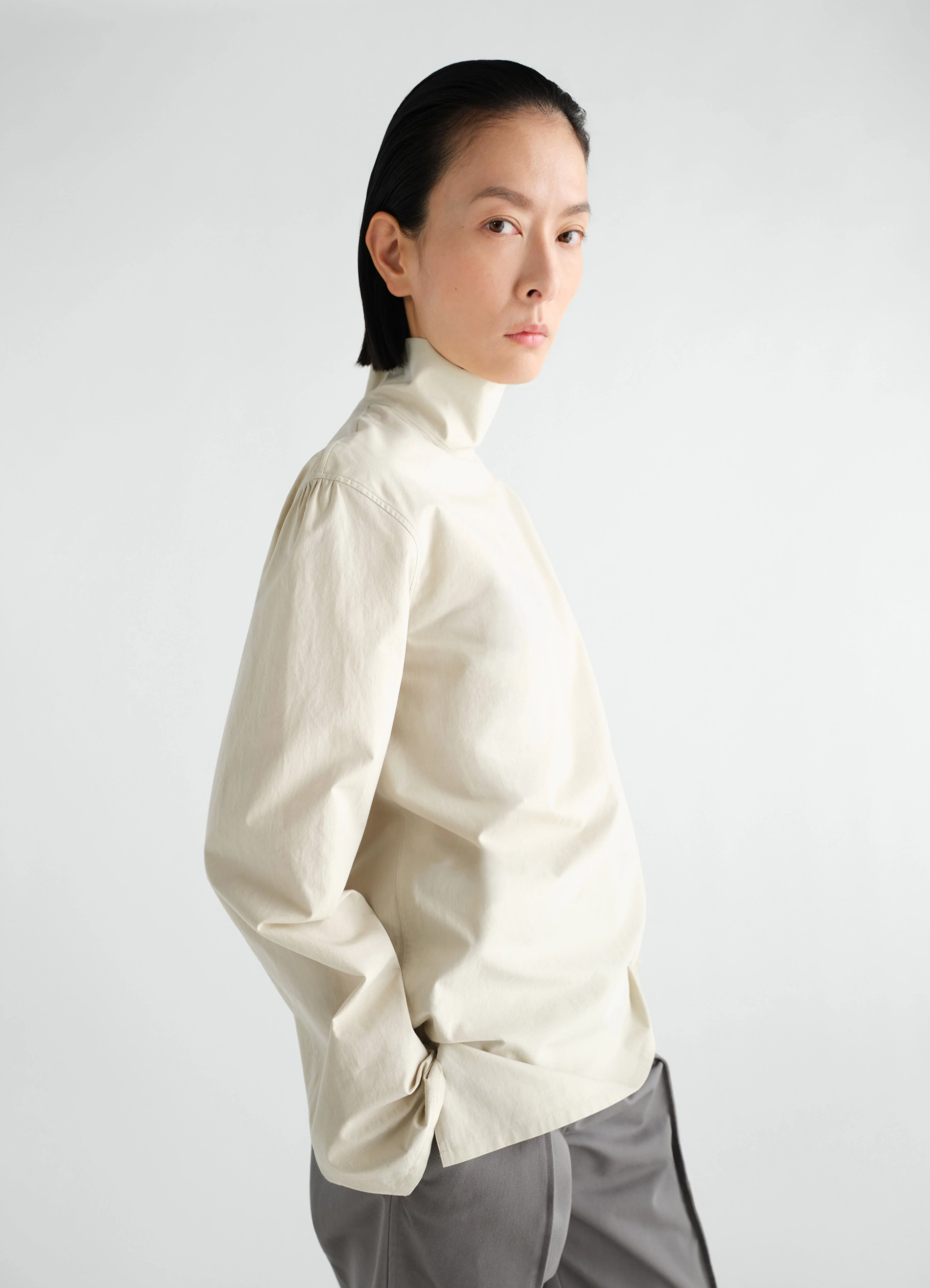 STAND-COLLAR TOP IN LIGHT COTTON CHAMBRAY - Image 7